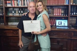 Julieta Prandi Instagram - Hoy fue un día histórico para mí ♥️
En la bellísima @bibliotecalegislatura de la @legiscaba , por iniciativa de la Diputada @aldanacrucitta , recibí la distinción que declara de Interés para la Promoción y Defensa de los Derechos de las Mujeres mi novela “Yo tendría que estar muerta”.
No sé por dónde empezar, gracias, es un buen comienzo.
Por este privilegio y también por la responsabilidad que conlleva darle luz al testimonio de vida de tantas mujeres.
Soy consciente del privilegio y espero haber estado a la altura al contar la historia de lucha de Lucía, hoy, la guerrera de todas.
Gracias infinitas a mi Editorial por la confianza y el apoyo incondicional @theorlandobooks
A @marcelacitterio por una vez más elegirme, a @chiarafranciac por insistir, a mi compañera incansable @caroparmo por estar a mi lado en todo el proceso de “Yo Tendría que estar muerta” a @luchzabrana por el arte de tapa tan real que duele a @be.olifant por su arte infinito y su calidez humana y a @angelaardila1 por la paciencia que nos tiene a todos jaja
A mi compañero de vida que me hace todo más fácil y me recuerda cada día que el amor verdadero existe @emanuelortega1
A mis hijos, razón de vivir mi vida.
Mis padres de quienes estoy sumamente orgullosa, a mi hermana que siempre fue mi doble de riesgo y mi otra mitad.
Los amo.
Y por último, por no decir, mención especial a la primera que creyó en mí y no pudo verlo, a mi abuela Meme. Brindo en tu honor, esto es tuyo.
Para aquellos interesados en leerlo sepan que además de conseguirlo en todas las librerías del país pueden encontrarlo desde hoy en la @bibliotecalegislatura, en la sección Géneros y Feminismos, para que quien quiera se pueda acercar y leerlo.