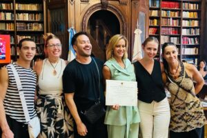 Julieta Prandi Instagram - Hoy fue un día histórico para mí ♥️
En la bellísima @bibliotecalegislatura de la @legiscaba , por iniciativa de la Diputada @aldanacrucitta , recibí la distinción que declara de Interés para la Promoción y Defensa de los Derechos de las Mujeres mi novela “Yo tendría que estar muerta”.
No sé por dónde empezar, gracias, es un buen comienzo.
Por este privilegio y también por la responsabilidad que conlleva darle luz al testimonio de vida de tantas mujeres.
Soy consciente del privilegio y espero haber estado a la altura al contar la historia de lucha de Lucía, hoy, la guerrera de todas.
Gracias infinitas a mi Editorial por la confianza y el apoyo incondicional @theorlandobooks
A @marcelacitterio por una vez más elegirme, a @chiarafranciac por insistir, a mi compañera incansable @caroparmo por estar a mi lado en todo el proceso de “Yo Tendría que estar muerta” a @luchzabrana por el arte de tapa tan real que duele a @be.olifant por su arte infinito y su calidez humana y a @angelaardila1 por la paciencia que nos tiene a todos jaja
A mi compañero de vida que me hace todo más fácil y me recuerda cada día que el amor verdadero existe @emanuelortega1
A mis hijos, razón de vivir mi vida.
Mis padres de quienes estoy sumamente orgullosa, a mi hermana que siempre fue mi doble de riesgo y mi otra mitad.
Los amo.
Y por último, por no decir, mención especial a la primera que creyó en mí y no pudo verlo, a mi abuela Meme. Brindo en tu honor, esto es tuyo.
Para aquellos interesados en leerlo sepan que además de conseguirlo en todas las librerías del país pueden encontrarlo desde hoy en la @bibliotecalegislatura, en la sección Géneros y Feminismos, para que quien quiera se pueda acercar y leerlo.