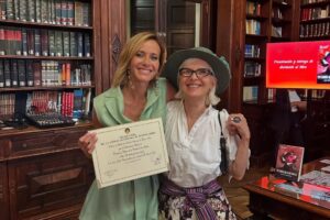 Julieta Prandi Instagram - Hoy fue un día histórico para mí ♥️
En la bellísima @bibliotecalegislatura de la @legiscaba , por iniciativa de la Diputada @aldanacrucitta , recibí la distinción que declara de Interés para la Promoción y Defensa de los Derechos de las Mujeres mi novela “Yo tendría que estar muerta”.
No sé por dónde empezar, gracias, es un buen comienzo.
Por este privilegio y también por la responsabilidad que conlleva darle luz al testimonio de vida de tantas mujeres.
Soy consciente del privilegio y espero haber estado a la altura al contar la historia de lucha de Lucía, hoy, la guerrera de todas.
Gracias infinitas a mi Editorial por la confianza y el apoyo incondicional @theorlandobooks
A @marcelacitterio por una vez más elegirme, a @chiarafranciac por insistir, a mi compañera incansable @caroparmo por estar a mi lado en todo el proceso de “Yo Tendría que estar muerta” a @luchzabrana por el arte de tapa tan real que duele a @be.olifant por su arte infinito y su calidez humana y a @angelaardila1 por la paciencia que nos tiene a todos jaja
A mi compañero de vida que me hace todo más fácil y me recuerda cada día que el amor verdadero existe @emanuelortega1
A mis hijos, razón de vivir mi vida.
Mis padres de quienes estoy sumamente orgullosa, a mi hermana que siempre fue mi doble de riesgo y mi otra mitad.
Los amo.
Y por último, por no decir, mención especial a la primera que creyó en mí y no pudo verlo, a mi abuela Meme. Brindo en tu honor, esto es tuyo.
Para aquellos interesados en leerlo sepan que además de conseguirlo en todas las librerías del país pueden encontrarlo desde hoy en la @bibliotecalegislatura, en la sección Géneros y Feminismos, para que quien quiera se pueda acercar y leerlo.