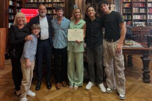 Julieta Prandi Instagram - Hoy fue un día histórico para mí ♥️
En la bellísima @bibliotecalegislatura de la @legiscaba , por iniciativa de la Diputada @aldanacrucitta , recibí la distinción que declara de Interés para la Promoción y Defensa de los Derechos de las Mujeres mi novela “Yo tendría que estar muerta”.
No sé por dónde empezar, gracias, es un buen comienzo.
Por este privilegio y también por la responsabilidad que conlleva darle luz al testimonio de vida de tantas mujeres.
Soy consciente del privilegio y espero haber estado a la altura al contar la historia de lucha de Lucía, hoy, la guerrera de todas.
Gracias infinitas a mi Editorial por la confianza y el apoyo incondicional @theorlandobooks
A @marcelacitterio por una vez más elegirme, a @chiarafranciac por insistir, a mi compañera incansable @caroparmo por estar a mi lado en todo el proceso de “Yo Tendría que estar muerta” a @luchzabrana por el arte de tapa tan real que duele a @be.olifant por su arte infinito y su calidez humana y a @angelaardila1 por la paciencia que nos tiene a todos jaja
A mi compañero de vida que me hace todo más fácil y me recuerda cada día que el amor verdadero existe @emanuelortega1
A mis hijos, razón de vivir mi vida.
Mis padres de quienes estoy sumamente orgullosa, a mi hermana que siempre fue mi doble de riesgo y mi otra mitad.
Los amo.
Y por último, por no decir, mención especial a la primera que creyó en mí y no pudo verlo, a mi abuela Meme. Brindo en tu honor, esto es tuyo.
Para aquellos interesados en leerlo sepan que además de conseguirlo en todas las librerías del país pueden encontrarlo desde hoy en la @bibliotecalegislatura, en la sección Géneros y Feminismos, para que quien quiera se pueda acercar y leerlo.