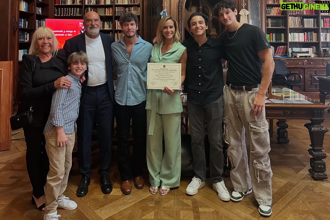 Julieta Prandi - 4.7K Likes - Hoy fue un día histórico para mí ♥️
En la bellísima @bibliotecalegislatura de la @legiscaba , por iniciativa de la Diputada @aldanacrucitta , recibí la distinción que declara de Interés para la Promoción y Defensa de los Derechos de las Mujeres mi novela “Yo tendría que estar muerta”.

No sé por dónde empezar, gracias, es un buen comienzo. 
Por este privilegio y también por la responsabilidad que conlleva darle luz al testimonio de vida de tantas mujeres. 
Soy consciente del privilegio y espero haber estado a la altura al contar la historia de lucha de Lucía, hoy, la guerrera de todas.
Gracias infinitas a mi Editorial por la confianza y el apoyo incondicional @theorlandobooks 
A @marcelacitterio por una vez más elegirme, a @chiarafranciac por insistir, a mi compañera incansable @caroparmo por estar a mi lado en todo el proceso de “Yo Tendría que estar muerta” a @luchzabrana por el arte de tapa tan real que duele a @be.olifant por su arte infinito y su calidez humana y a @angelaardila1 por la paciencia que nos tiene a todos jaja 

A mi compañero de vida que me hace todo más fácil y me recuerda cada día que el amor verdadero existe @emanuelortega1 
A mis hijos, razón de vivir mi vida.
Mis padres de quienes estoy sumamente orgullosa, a mi hermana que siempre fue mi doble de riesgo y mi otra mitad.
Los amo.

Y por último, por no decir, mención especial a la primera que creyó en mí y no pudo verlo, a mi abuela Meme. Brindo en tu honor, esto es tuyo. 

Para aquellos interesados en leerlo sepan que además de conseguirlo en todas las librerías del país pueden encontrarlo desde hoy en la @bibliotecalegislatura, en la sección Géneros y Feminismos, para que quien quiera se pueda acercar y leerlo.