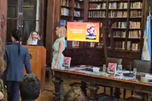 Julieta Prandi Instagram - Hoy fue un día histórico para mí ♥️
En la bellísima @bibliotecalegislatura de la @legiscaba , por iniciativa de la Diputada @aldanacrucitta , recibí la distinción que declara de Interés para la Promoción y Defensa de los Derechos de las Mujeres mi novela “Yo tendría que estar muerta”.
No sé por dónde empezar, gracias, es un buen comienzo.
Por este privilegio y también por la responsabilidad que conlleva darle luz al testimonio de vida de tantas mujeres.
Soy consciente del privilegio y espero haber estado a la altura al contar la historia de lucha de Lucía, hoy, la guerrera de todas.
Gracias infinitas a mi Editorial por la confianza y el apoyo incondicional @theorlandobooks
A @marcelacitterio por una vez más elegirme, a @chiarafranciac por insistir, a mi compañera incansable @caroparmo por estar a mi lado en todo el proceso de “Yo Tendría que estar muerta” a @luchzabrana por el arte de tapa tan real que duele a @be.olifant por su arte infinito y su calidez humana y a @angelaardila1 por la paciencia que nos tiene a todos jaja
A mi compañero de vida que me hace todo más fácil y me recuerda cada día que el amor verdadero existe @emanuelortega1
A mis hijos, razón de vivir mi vida.
Mis padres de quienes estoy sumamente orgullosa, a mi hermana que siempre fue mi doble de riesgo y mi otra mitad.
Los amo.
Y por último, por no decir, mención especial a la primera que creyó en mí y no pudo verlo, a mi abuela Meme. Brindo en tu honor, esto es tuyo.
Para aquellos interesados en leerlo sepan que además de conseguirlo en todas las librerías del país pueden encontrarlo desde hoy en la @bibliotecalegislatura, en la sección Géneros y Feminismos, para que quien quiera se pueda acercar y leerlo.