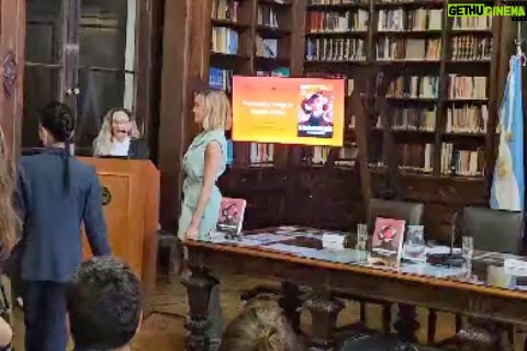 Julieta Prandi - 4.7K Likes - Hoy fue un día histórico para mí ♥️
En la bellísima @bibliotecalegislatura de la @legiscaba , por iniciativa de la Diputada @aldanacrucitta , recibí la distinción que declara de Interés para la Promoción y Defensa de los Derechos de las Mujeres mi novela “Yo tendría que estar muerta”.

No sé por dónde empezar, gracias, es un buen comienzo. 
Por este privilegio y también por la responsabilidad que conlleva darle luz al testimonio de vida de tantas mujeres. 
Soy consciente del privilegio y espero haber estado a la altura al contar la historia de lucha de Lucía, hoy, la guerrera de todas.
Gracias infinitas a mi Editorial por la confianza y el apoyo incondicional @theorlandobooks 
A @marcelacitterio por una vez más elegirme, a @chiarafranciac por insistir, a mi compañera incansable @caroparmo por estar a mi lado en todo el proceso de “Yo Tendría que estar muerta” a @luchzabrana por el arte de tapa tan real que duele a @be.olifant por su arte infinito y su calidez humana y a @angelaardila1 por la paciencia que nos tiene a todos jaja 

A mi compañero de vida que me hace todo más fácil y me recuerda cada día que el amor verdadero existe @emanuelortega1 
A mis hijos, razón de vivir mi vida.
Mis padres de quienes estoy sumamente orgullosa, a mi hermana que siempre fue mi doble de riesgo y mi otra mitad.
Los amo.

Y por último, por no decir, mención especial a la primera que creyó en mí y no pudo verlo, a mi abuela Meme. Brindo en tu honor, esto es tuyo. 

Para aquellos interesados en leerlo sepan que además de conseguirlo en todas las librerías del país pueden encontrarlo desde hoy en la @bibliotecalegislatura, en la sección Géneros y Feminismos, para que quien quiera se pueda acercar y leerlo.