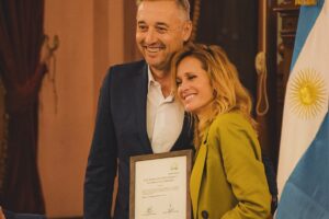 Julieta Prandi Instagram - A veces el dolor nos lleva a reencontrarnos.
A veces, sencillamente, necesitamos caer a lo más profundo para saber de lo que somos capaces.
Nadie dijo que iba a ser fácil, nadie nunca está preparado para librar su peor batalla, pero a veces, es la única que nos queda.
.
Cuesta mucho reconocerlo, pero nadie nos va a venir a sacar del infierno, depende de nosotros tomar la decisión.
A veces, aparecen personas que te dan el consejo correcto, pero muchas otras no.
Para aquellas que aún no lo tuvieron, va este libro.
Gracias Lucía Cavallero 🙏🏻
“Yo tendría que estar muerta” fue declarado de interés legislativo provincial por su aporte cultural y social en la lucha contra la violencia de género. 🙌🏻
.
Gracias a todos lo que lo hicieron posible:
@theorlandobooks
@marcelacitterio
@chiarafranciac
@caroparmo
@luchzabrana
@be.olifant
@angelaardila1
@emanuelortega1
@juan.rossi.ps