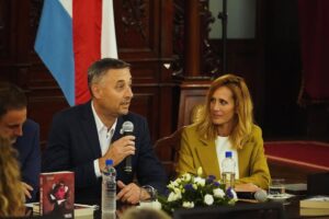 Julieta Prandi Instagram - A veces el dolor nos lleva a reencontrarnos.
A veces, sencillamente, necesitamos caer a lo más profundo para saber de lo que somos capaces.
Nadie dijo que iba a ser fácil, nadie nunca está preparado para librar su peor batalla, pero a veces, es la única que nos queda.
.
Cuesta mucho reconocerlo, pero nadie nos va a venir a sacar del infierno, depende de nosotros tomar la decisión.
A veces, aparecen personas que te dan el consejo correcto, pero muchas otras no.
Para aquellas que aún no lo tuvieron, va este libro.
Gracias Lucía Cavallero 🙏🏻
“Yo tendría que estar muerta” fue declarado de interés legislativo provincial por su aporte cultural y social en la lucha contra la violencia de género. 🙌🏻
.
Gracias a todos lo que lo hicieron posible:
@theorlandobooks
@marcelacitterio
@chiarafranciac
@caroparmo
@luchzabrana
@be.olifant
@angelaardila1
@emanuelortega1
@juan.rossi.ps
