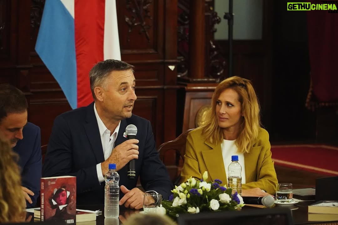Julieta Prandi - 4.9K Likes - A veces el dolor nos lleva a reencontrarnos.
A veces, sencillamente, necesitamos caer a lo más profundo para saber de lo que somos capaces.
Nadie dijo que iba a ser fácil, nadie nunca está preparado para librar su peor batalla, pero a veces, es la única que nos queda.
.
Cuesta mucho reconocerlo, pero nadie nos va a venir a sacar del infierno, depende de nosotros tomar la decisión. 
A veces, aparecen personas que te dan el consejo correcto, pero muchas otras no. 
Para aquellas que aún no lo tuvieron, va este libro.

Gracias Lucía Cavallero 🙏🏻
“Yo tendría que estar muerta” fue declarado de interés legislativo provincial por su aporte cultural y social en la lucha contra la violencia de género. 🙌🏻
.
Gracias a todos lo que lo hicieron posible: 

@theorlandobooks 
@marcelacitterio 
@chiarafranciac 
@caroparmo 
@luchzabrana 
@be.olifant 
@angelaardila1 
@emanuelortega1 
@juan.rossi.ps