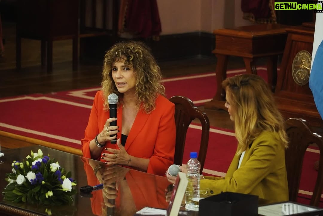 Julieta Prandi - 4.9K Likes - A veces el dolor nos lleva a reencontrarnos.
A veces, sencillamente, necesitamos caer a lo más profundo para saber de lo que somos capaces.
Nadie dijo que iba a ser fácil, nadie nunca está preparado para librar su peor batalla, pero a veces, es la única que nos queda.
.
Cuesta mucho reconocerlo, pero nadie nos va a venir a sacar del infierno, depende de nosotros tomar la decisión. 
A veces, aparecen personas que te dan el consejo correcto, pero muchas otras no. 
Para aquellas que aún no lo tuvieron, va este libro.

Gracias Lucía Cavallero 🙏🏻
“Yo tendría que estar muerta” fue declarado de interés legislativo provincial por su aporte cultural y social en la lucha contra la violencia de género. 🙌🏻
.
Gracias a todos lo que lo hicieron posible: 

@theorlandobooks 
@marcelacitterio 
@chiarafranciac 
@caroparmo 
@luchzabrana 
@be.olifant 
@angelaardila1 
@emanuelortega1 
@juan.rossi.ps