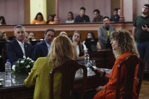 Julieta Prandi Instagram - A veces el dolor nos lleva a reencontrarnos.
A veces, sencillamente, necesitamos caer a lo más profundo para saber de lo que somos capaces.
Nadie dijo que iba a ser fácil, nadie nunca está preparado para librar su peor batalla, pero a veces, es la única que nos queda.
.
Cuesta mucho reconocerlo, pero nadie nos va a venir a sacar del infierno, depende de nosotros tomar la decisión.
A veces, aparecen personas que te dan el consejo correcto, pero muchas otras no.
Para aquellas que aún no lo tuvieron, va este libro.
Gracias Lucía Cavallero 🙏🏻
“Yo tendría que estar muerta” fue declarado de interés legislativo provincial por su aporte cultural y social en la lucha contra la violencia de género. 🙌🏻
.
Gracias a todos lo que lo hicieron posible:
@theorlandobooks
@marcelacitterio
@chiarafranciac
@caroparmo
@luchzabrana
@be.olifant
@angelaardila1
@emanuelortega1
@juan.rossi.ps