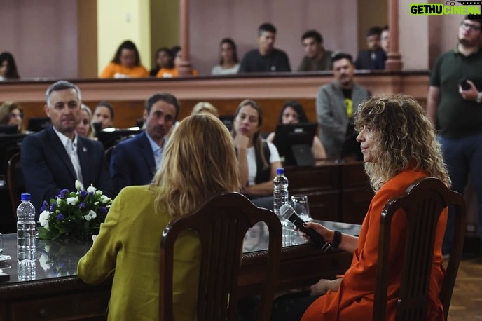 Julieta Prandi - 4.9K Likes - A veces el dolor nos lleva a reencontrarnos.
A veces, sencillamente, necesitamos caer a lo más profundo para saber de lo que somos capaces.
Nadie dijo que iba a ser fácil, nadie nunca está preparado para librar su peor batalla, pero a veces, es la única que nos queda.
.
Cuesta mucho reconocerlo, pero nadie nos va a venir a sacar del infierno, depende de nosotros tomar la decisión. 
A veces, aparecen personas que te dan el consejo correcto, pero muchas otras no. 
Para aquellas que aún no lo tuvieron, va este libro.

Gracias Lucía Cavallero 🙏🏻
“Yo tendría que estar muerta” fue declarado de interés legislativo provincial por su aporte cultural y social en la lucha contra la violencia de género. 🙌🏻
.
Gracias a todos lo que lo hicieron posible: 

@theorlandobooks 
@marcelacitterio 
@chiarafranciac 
@caroparmo 
@luchzabrana 
@be.olifant 
@angelaardila1 
@emanuelortega1 
@juan.rossi.ps