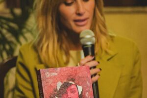 Julieta Prandi Instagram - A veces el dolor nos lleva a reencontrarnos.
A veces, sencillamente, necesitamos caer a lo más profundo para saber de lo que somos capaces.
Nadie dijo que iba a ser fácil, nadie nunca está preparado para librar su peor batalla, pero a veces, es la única que nos queda.
.
Cuesta mucho reconocerlo, pero nadie nos va a venir a sacar del infierno, depende de nosotros tomar la decisión.
A veces, aparecen personas que te dan el consejo correcto, pero muchas otras no.
Para aquellas que aún no lo tuvieron, va este libro.
Gracias Lucía Cavallero 🙏🏻
“Yo tendría que estar muerta” fue declarado de interés legislativo provincial por su aporte cultural y social en la lucha contra la violencia de género. 🙌🏻
.
Gracias a todos lo que lo hicieron posible:
@theorlandobooks
@marcelacitterio
@chiarafranciac
@caroparmo
@luchzabrana
@be.olifant
@angelaardila1
@emanuelortega1
@juan.rossi.ps