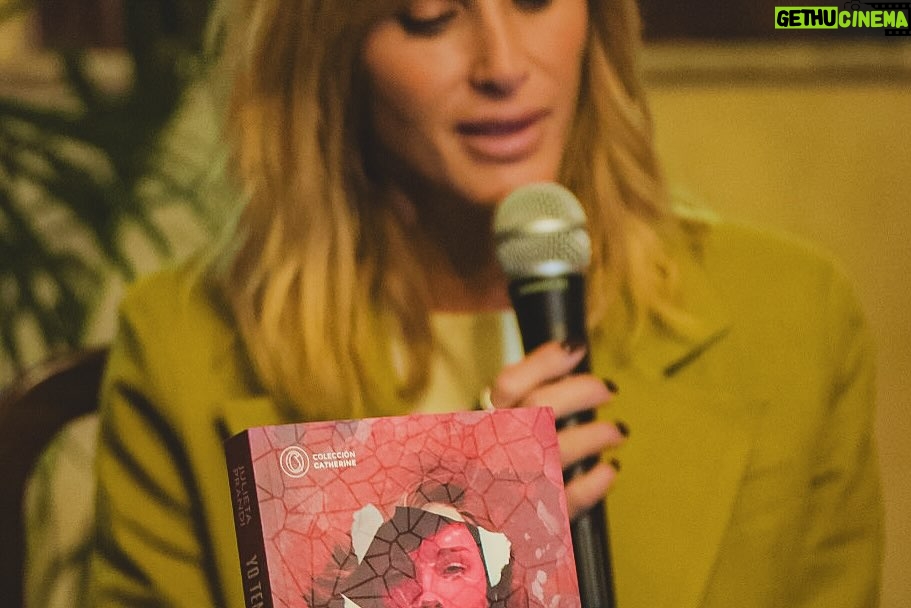 Julieta Prandi - 4.9K Likes - A veces el dolor nos lleva a reencontrarnos.
A veces, sencillamente, necesitamos caer a lo más profundo para saber de lo que somos capaces.
Nadie dijo que iba a ser fácil, nadie nunca está preparado para librar su peor batalla, pero a veces, es la única que nos queda.
.
Cuesta mucho reconocerlo, pero nadie nos va a venir a sacar del infierno, depende de nosotros tomar la decisión. 
A veces, aparecen personas que te dan el consejo correcto, pero muchas otras no. 
Para aquellas que aún no lo tuvieron, va este libro.

Gracias Lucía Cavallero 🙏🏻
“Yo tendría que estar muerta” fue declarado de interés legislativo provincial por su aporte cultural y social en la lucha contra la violencia de género. 🙌🏻
.
Gracias a todos lo que lo hicieron posible: 

@theorlandobooks 
@marcelacitterio 
@chiarafranciac 
@caroparmo 
@luchzabrana 
@be.olifant 
@angelaardila1 
@emanuelortega1 
@juan.rossi.ps