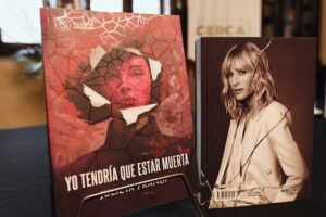 Julieta Prandi Instagram - A veces el dolor nos lleva a reencontrarnos.
A veces, sencillamente, necesitamos caer a lo más profundo para saber de lo que somos capaces.
Nadie dijo que iba a ser fácil, nadie nunca está preparado para librar su peor batalla, pero a veces, es la única que nos queda.
.
Cuesta mucho reconocerlo, pero nadie nos va a venir a sacar del infierno, depende de nosotros tomar la decisión.
A veces, aparecen personas que te dan el consejo correcto, pero muchas otras no.
Para aquellas que aún no lo tuvieron, va este libro.
Gracias Lucía Cavallero 🙏🏻
“Yo tendría que estar muerta” fue declarado de interés legislativo provincial por su aporte cultural y social en la lucha contra la violencia de género. 🙌🏻
.
Gracias a todos lo que lo hicieron posible:
@theorlandobooks
@marcelacitterio
@chiarafranciac
@caroparmo
@luchzabrana
@be.olifant
@angelaardila1
@emanuelortega1
@juan.rossi.ps