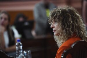 Julieta Prandi Instagram - A veces el dolor nos lleva a reencontrarnos.
A veces, sencillamente, necesitamos caer a lo más profundo para saber de lo que somos capaces.
Nadie dijo que iba a ser fácil, nadie nunca está preparado para librar su peor batalla, pero a veces, es la única que nos queda.
.
Cuesta mucho reconocerlo, pero nadie nos va a venir a sacar del infierno, depende de nosotros tomar la decisión.
A veces, aparecen personas que te dan el consejo correcto, pero muchas otras no.
Para aquellas que aún no lo tuvieron, va este libro.
Gracias Lucía Cavallero 🙏🏻
“Yo tendría que estar muerta” fue declarado de interés legislativo provincial por su aporte cultural y social en la lucha contra la violencia de género. 🙌🏻
.
Gracias a todos lo que lo hicieron posible:
@theorlandobooks
@marcelacitterio
@chiarafranciac
@caroparmo
@luchzabrana
@be.olifant
@angelaardila1
@emanuelortega1
@juan.rossi.ps