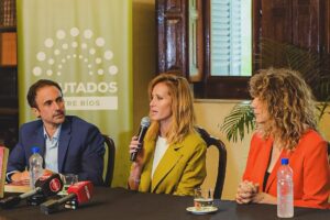 Julieta Prandi Instagram - A veces el dolor nos lleva a reencontrarnos.
A veces, sencillamente, necesitamos caer a lo más profundo para saber de lo que somos capaces.
Nadie dijo que iba a ser fácil, nadie nunca está preparado para librar su peor batalla, pero a veces, es la única que nos queda.
.
Cuesta mucho reconocerlo, pero nadie nos va a venir a sacar del infierno, depende de nosotros tomar la decisión.
A veces, aparecen personas que te dan el consejo correcto, pero muchas otras no.
Para aquellas que aún no lo tuvieron, va este libro.
Gracias Lucía Cavallero 🙏🏻
“Yo tendría que estar muerta” fue declarado de interés legislativo provincial por su aporte cultural y social en la lucha contra la violencia de género. 🙌🏻
.
Gracias a todos lo que lo hicieron posible:
@theorlandobooks
@marcelacitterio
@chiarafranciac
@caroparmo
@luchzabrana
@be.olifant
@angelaardila1
@emanuelortega1
@juan.rossi.ps