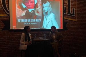 Julieta Prandi Instagram - A veces el dolor nos lleva a reencontrarnos.
A veces, sencillamente, necesitamos caer a lo más profundo para saber de lo que somos capaces.
Nadie dijo que iba a ser fácil, nadie nunca está preparado para librar su peor batalla, pero a veces, es la única que nos queda.
.
Cuesta mucho reconocerlo, pero nadie nos va a venir a sacar del infierno, depende de nosotros tomar la decisión.
A veces, aparecen personas que te dan el consejo correcto, pero muchas otras no.
Para aquellas que aún no lo tuvieron, va este libro.
Gracias Lucía Cavallero 🙏🏻
“Yo tendría que estar muerta” fue declarado de interés legislativo provincial por su aporte cultural y social en la lucha contra la violencia de género. 🙌🏻
.
Gracias a todos lo que lo hicieron posible:
@theorlandobooks
@marcelacitterio
@chiarafranciac
@caroparmo
@luchzabrana
@be.olifant
@angelaardila1
@emanuelortega1
@juan.rossi.ps