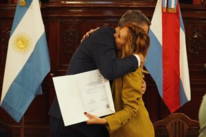 Julieta Prandi Instagram - A veces el dolor nos lleva a reencontrarnos.
A veces, sencillamente, necesitamos caer a lo más profundo para saber de lo que somos capaces.
Nadie dijo que iba a ser fácil, nadie nunca está preparado para librar su peor batalla, pero a veces, es la única que nos queda.
.
Cuesta mucho reconocerlo, pero nadie nos va a venir a sacar del infierno, depende de nosotros tomar la decisión.
A veces, aparecen personas que te dan el consejo correcto, pero muchas otras no.
Para aquellas que aún no lo tuvieron, va este libro.
Gracias Lucía Cavallero 🙏🏻
“Yo tendría que estar muerta” fue declarado de interés legislativo provincial por su aporte cultural y social en la lucha contra la violencia de género. 🙌🏻
.
Gracias a todos lo que lo hicieron posible:
@theorlandobooks
@marcelacitterio
@chiarafranciac
@caroparmo
@luchzabrana
@be.olifant
@angelaardila1
@emanuelortega1
@juan.rossi.ps