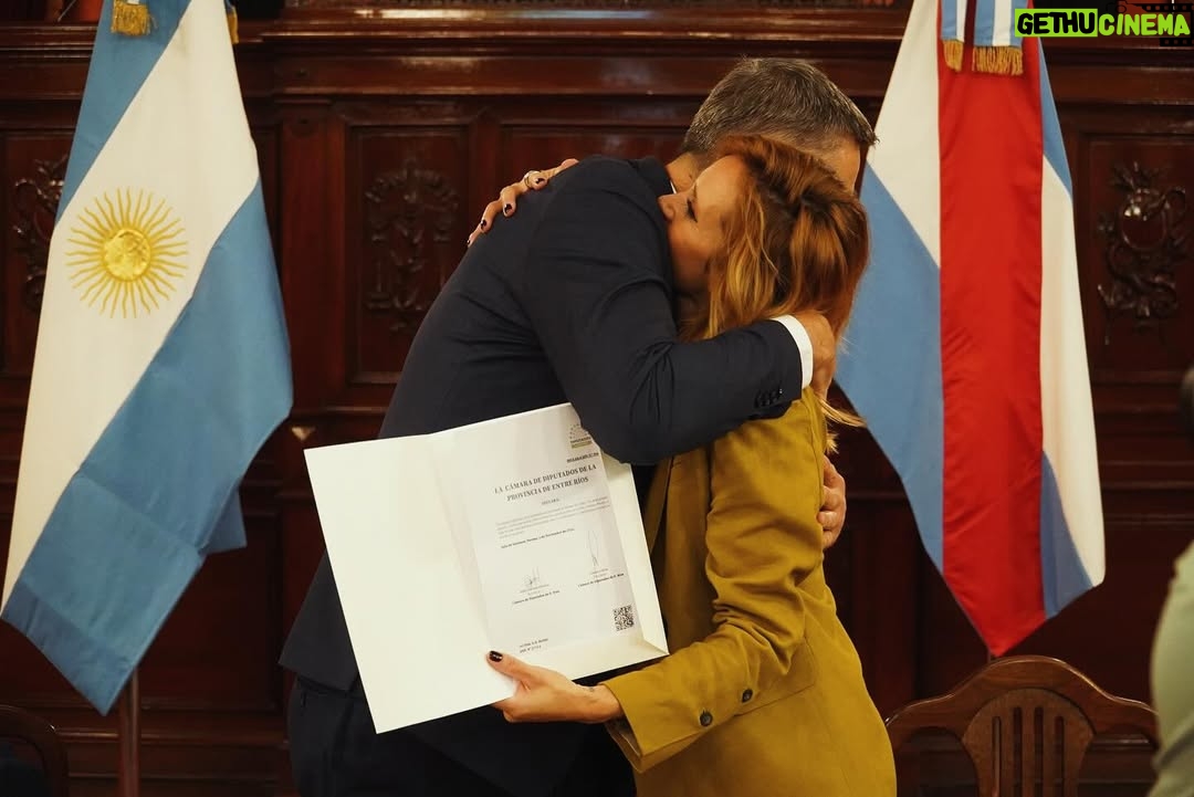 Julieta Prandi - 4.9K Likes - A veces el dolor nos lleva a reencontrarnos.
A veces, sencillamente, necesitamos caer a lo más profundo para saber de lo que somos capaces.
Nadie dijo que iba a ser fácil, nadie nunca está preparado para librar su peor batalla, pero a veces, es la única que nos queda.
.
Cuesta mucho reconocerlo, pero nadie nos va a venir a sacar del infierno, depende de nosotros tomar la decisión. 
A veces, aparecen personas que te dan el consejo correcto, pero muchas otras no. 
Para aquellas que aún no lo tuvieron, va este libro.

Gracias Lucía Cavallero 🙏🏻
“Yo tendría que estar muerta” fue declarado de interés legislativo provincial por su aporte cultural y social en la lucha contra la violencia de género. 🙌🏻
.
Gracias a todos lo que lo hicieron posible: 

@theorlandobooks 
@marcelacitterio 
@chiarafranciac 
@caroparmo 
@luchzabrana 
@be.olifant 
@angelaardila1 
@emanuelortega1 
@juan.rossi.ps