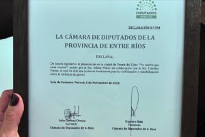 Julieta Prandi Instagram - A veces el dolor nos lleva a reencontrarnos.
A veces, sencillamente, necesitamos caer a lo más profundo para saber de lo que somos capaces.
Nadie dijo que iba a ser fácil, nadie nunca está preparado para librar su peor batalla, pero a veces, es la única que nos queda.
.
Cuesta mucho reconocerlo, pero nadie nos va a venir a sacar del infierno, depende de nosotros tomar la decisión.
A veces, aparecen personas que te dan el consejo correcto, pero muchas otras no.
Para aquellas que aún no lo tuvieron, va este libro.
Gracias Lucía Cavallero 🙏🏻
“Yo tendría que estar muerta” fue declarado de interés legislativo provincial por su aporte cultural y social en la lucha contra la violencia de género. 🙌🏻
.
Gracias a todos lo que lo hicieron posible:
@theorlandobooks
@marcelacitterio
@chiarafranciac
@caroparmo
@luchzabrana
@be.olifant
@angelaardila1
@emanuelortega1
@juan.rossi.ps