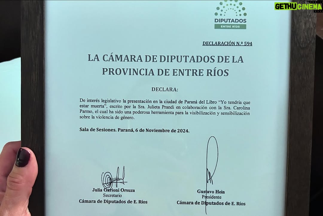 Julieta Prandi - 4.9K Likes - A veces el dolor nos lleva a reencontrarnos.
A veces, sencillamente, necesitamos caer a lo más profundo para saber de lo que somos capaces.
Nadie dijo que iba a ser fácil, nadie nunca está preparado para librar su peor batalla, pero a veces, es la única que nos queda.
.
Cuesta mucho reconocerlo, pero nadie nos va a venir a sacar del infierno, depende de nosotros tomar la decisión. 
A veces, aparecen personas que te dan el consejo correcto, pero muchas otras no. 
Para aquellas que aún no lo tuvieron, va este libro.

Gracias Lucía Cavallero 🙏🏻
“Yo tendría que estar muerta” fue declarado de interés legislativo provincial por su aporte cultural y social en la lucha contra la violencia de género. 🙌🏻
.
Gracias a todos lo que lo hicieron posible: 

@theorlandobooks 
@marcelacitterio 
@chiarafranciac 
@caroparmo 
@luchzabrana 
@be.olifant 
@angelaardila1 
@emanuelortega1 
@juan.rossi.ps
