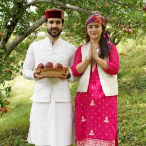 Jyotika Dilaik Instagram - Welcome To Ambertale 🍎 🏔
.
.
.
#jyotikaandrajat #jyotikadilaik #rajatsharmavlogs #love #ApplesHarvesting #apples #nature #ambertale #fruits #shimla #himalayas #himachal