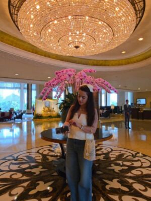 Jyotika Dilaik Instagram - A journey through streets, skies, spirituality & smiles…
This Thailand trip was just magical 🥰
And staying with
@shangrilabkk and @shangrilacm made it super comfortable!
#ShangriLaBangkok #ShangriLaBkk #ShangriLaCM #ShangriLaChiangMai #FindYourShangriLa #MyShangriLa #ShangriLaMoments #AmazingThailand