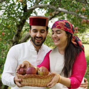 Jyotika Dilaik Instagram - Welcome To Ambertale 🍎 🏔
.
.
.
#jyotikaandrajat #jyotikadilaik #rajatsharmavlogs #love #ApplesHarvesting #apples #nature #ambertale #fruits #shimla #himalayas #himachal