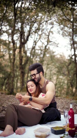 Jyotika Dilaik Instagram - Meri Baahon Mein Aa❤️
.
.
.
#rajatsharmavlogs #jyotikaandrajat #ratika #love #nature #date #shimla #trending #couplegoals #together #couplereels❤️