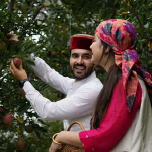 Jyotika Dilaik Instagram - Welcome To Ambertale 🍎 🏔
.
.
.
#jyotikaandrajat #jyotikadilaik #rajatsharmavlogs #love #ApplesHarvesting #apples #nature #ambertale #fruits #shimla #himalayas #himachal