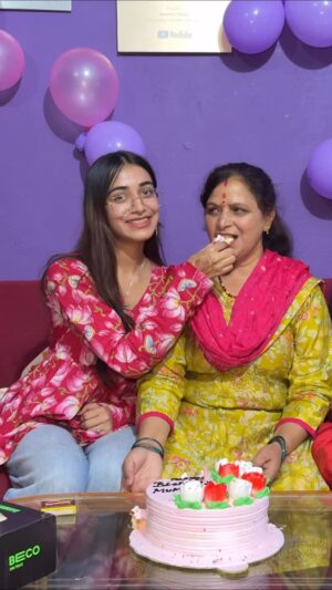 Kaamini Chaube Instagram - Mummy ka kia Birthday Celebrate ❤️ 
.
.
.
.
.
.
.
.
.
.
.
.
.

.
.
.
.
.
#shorts #trending #minivlog #birthday #mummy #viral