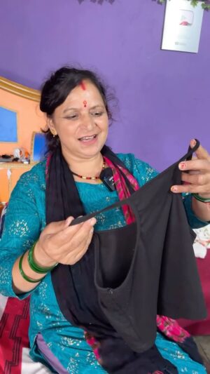 Kaamini Chaube Instagram - Mummy se koi bach nhi sakta 🥹 
.
.
.
.
.
.
.
.
.
.
.
#reels #funny #comedy #viral #mom #cute