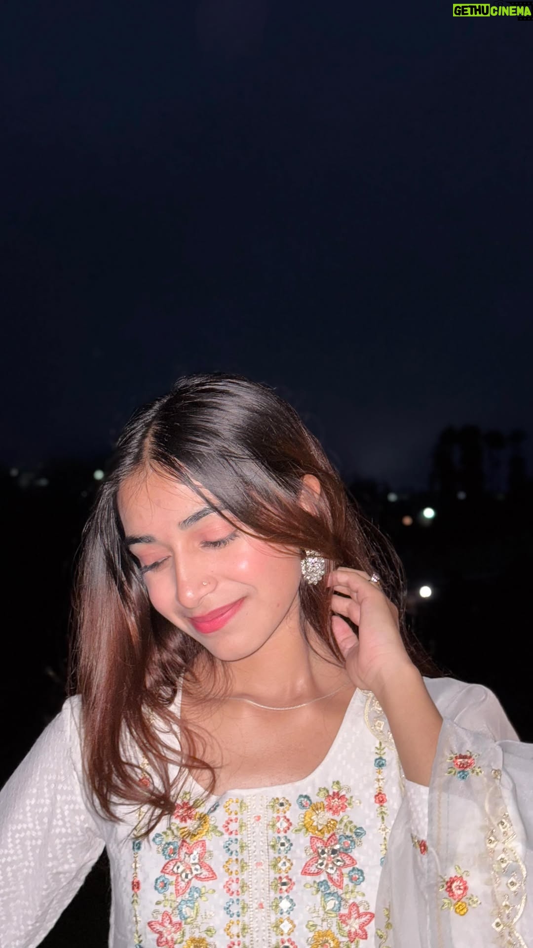 Kaamini Chaube - 50.1K Likes - Had to create this look from Saiyara ✨🦢
.
.
.
.
.
.
.
.
.
#reels #trending  #TransitionLook #OutfitInspo #SaiyaraVibes #FromMoodToLook #AestheticTransition #DesiVibes #FilmyFeel #SlowMoVibe #LookTransformation #CreativeEdits #StyledByMood #viral