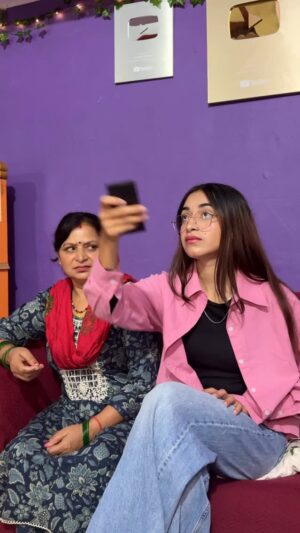 Kaamini Chaube Instagram - Apni Mummy ki “Hekdi” kese nikale 😂😡 
.
.
.
.
.
.
.
.
.
.
.
.
.
.
.
.
.
.
#reels #trending #funny #comedy #viral