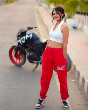 Kajal Instagram - 😊btao konsi gali m aao😂gedi marne🙃😆

#trend #photos #shoot #camera #outfit #welltravelled