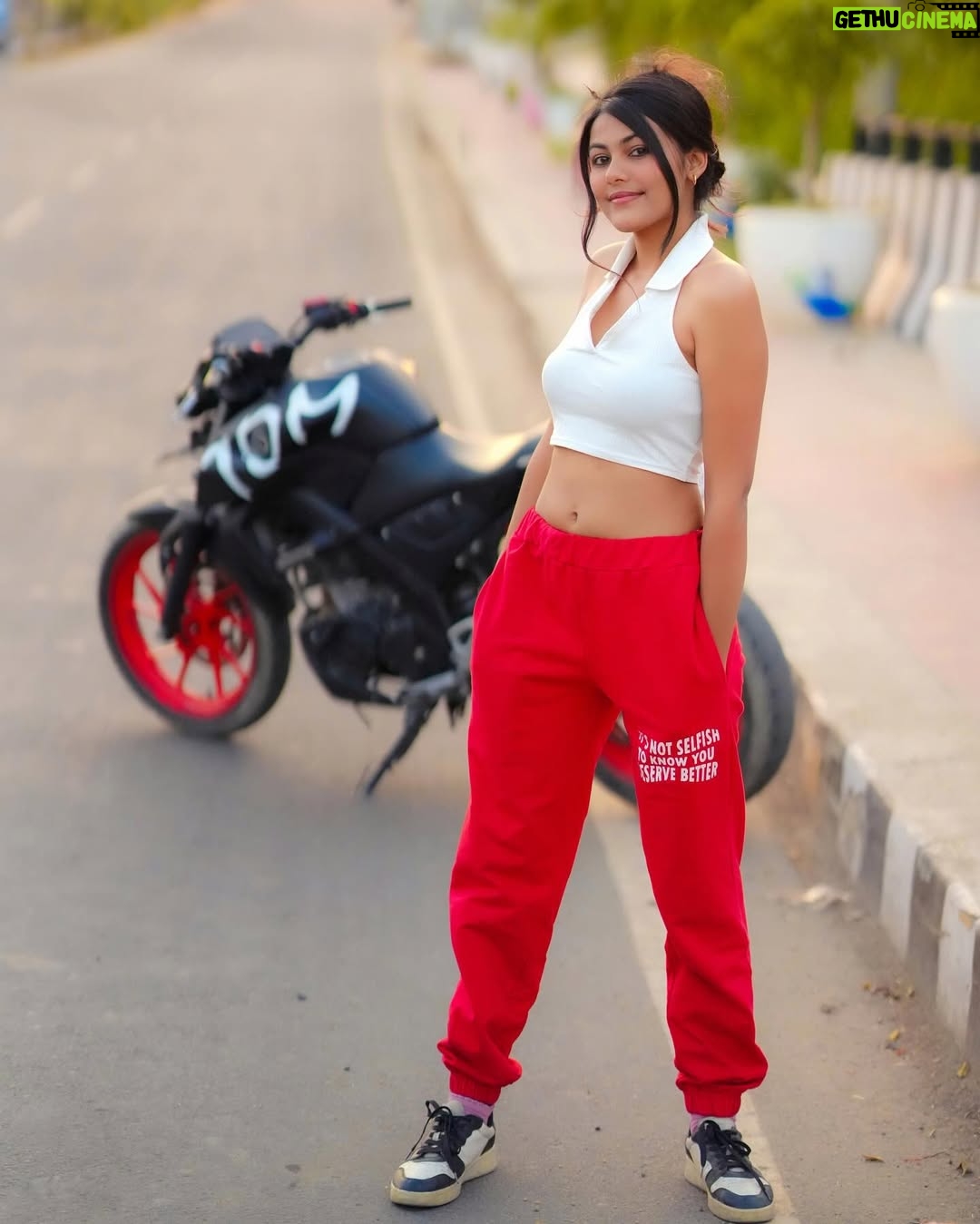 Kajal - 14.3K Likes - 😊btao konsi gali m aao😂gedi marne🙃😆

#trend #photos #shoot #camera #outfit #welltravelled