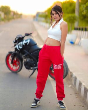 Kajal Instagram - 😊btao konsi gali m aao😂gedi marne🙃😆

#trend #photos #shoot #camera #outfit #welltravelled