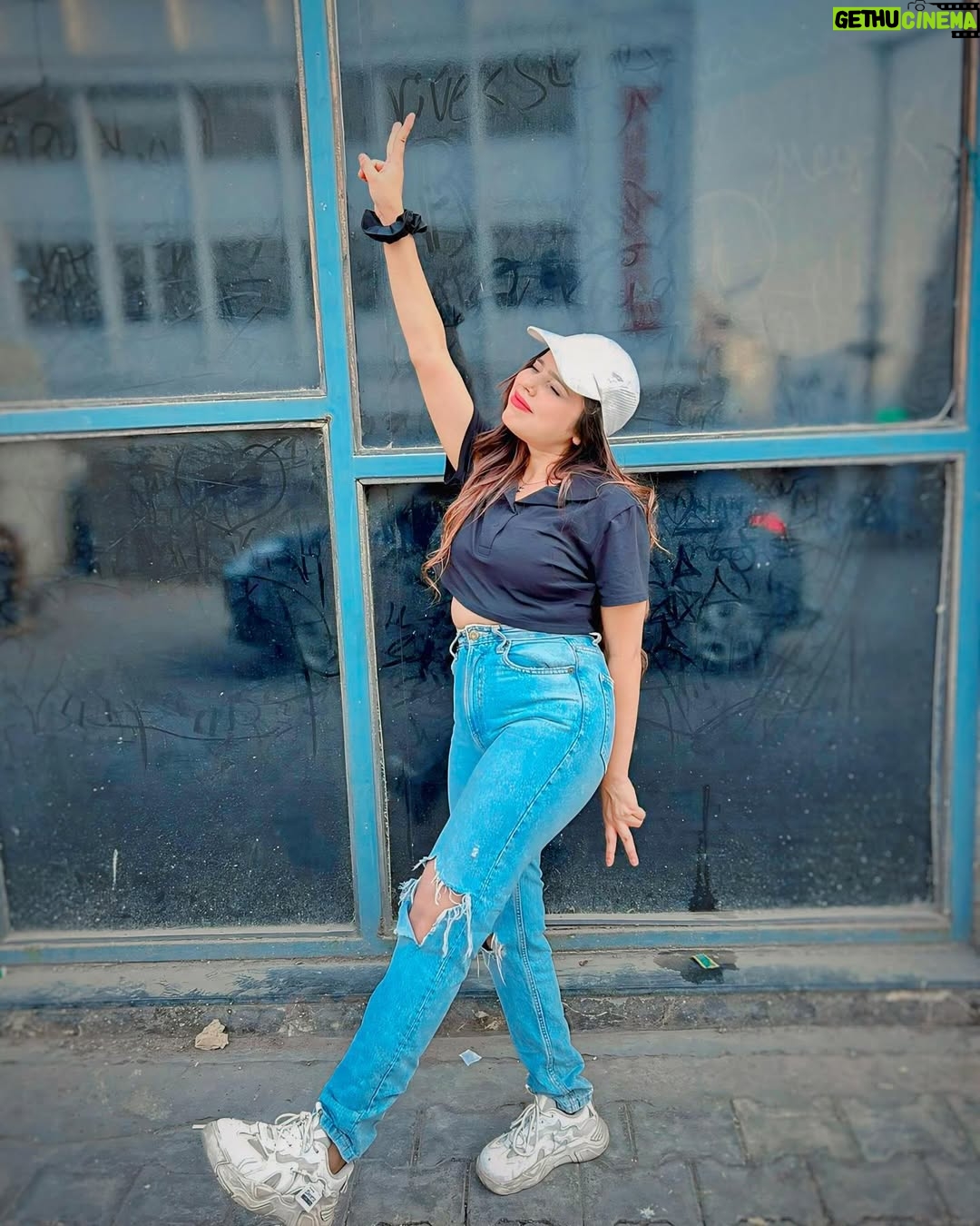 Kajal Jaiswal - 1.2K Likes - सबके दिलों में धड़कना जरूरी नहीं होता साहब,
कुछ लोगो की आँखों में खटकने का भी एक अलग मजा है 👀🥱

Edit by - @deepanshureddy7