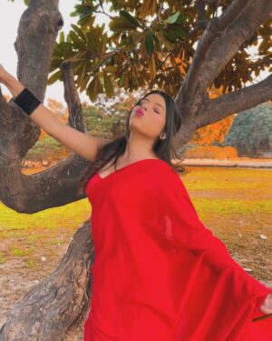 Kajal Jaiswal Instagram - Saree wali girl ❤️
.
.
#picoftheday #sareefashion #photogram #foryou #explorepage