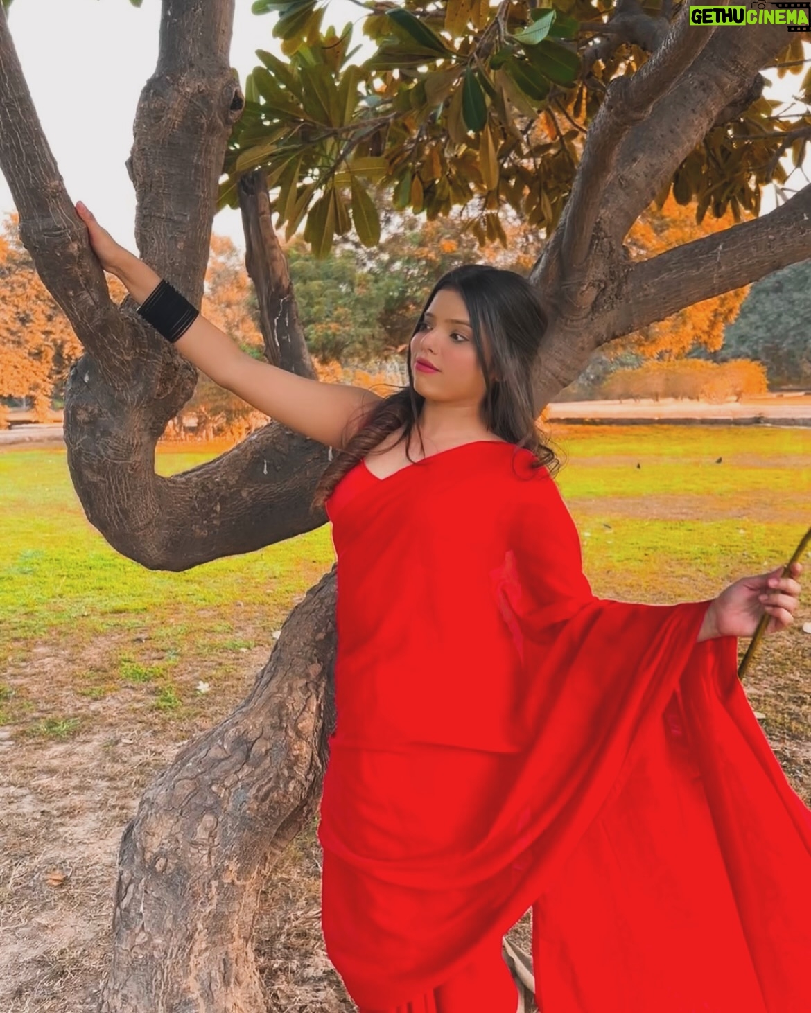 Kajal Jaiswal - 4.5K Likes - Saree wali girl ❤️
.
.
#picoftheday #sareefashion #photogram #foryou #explorepage