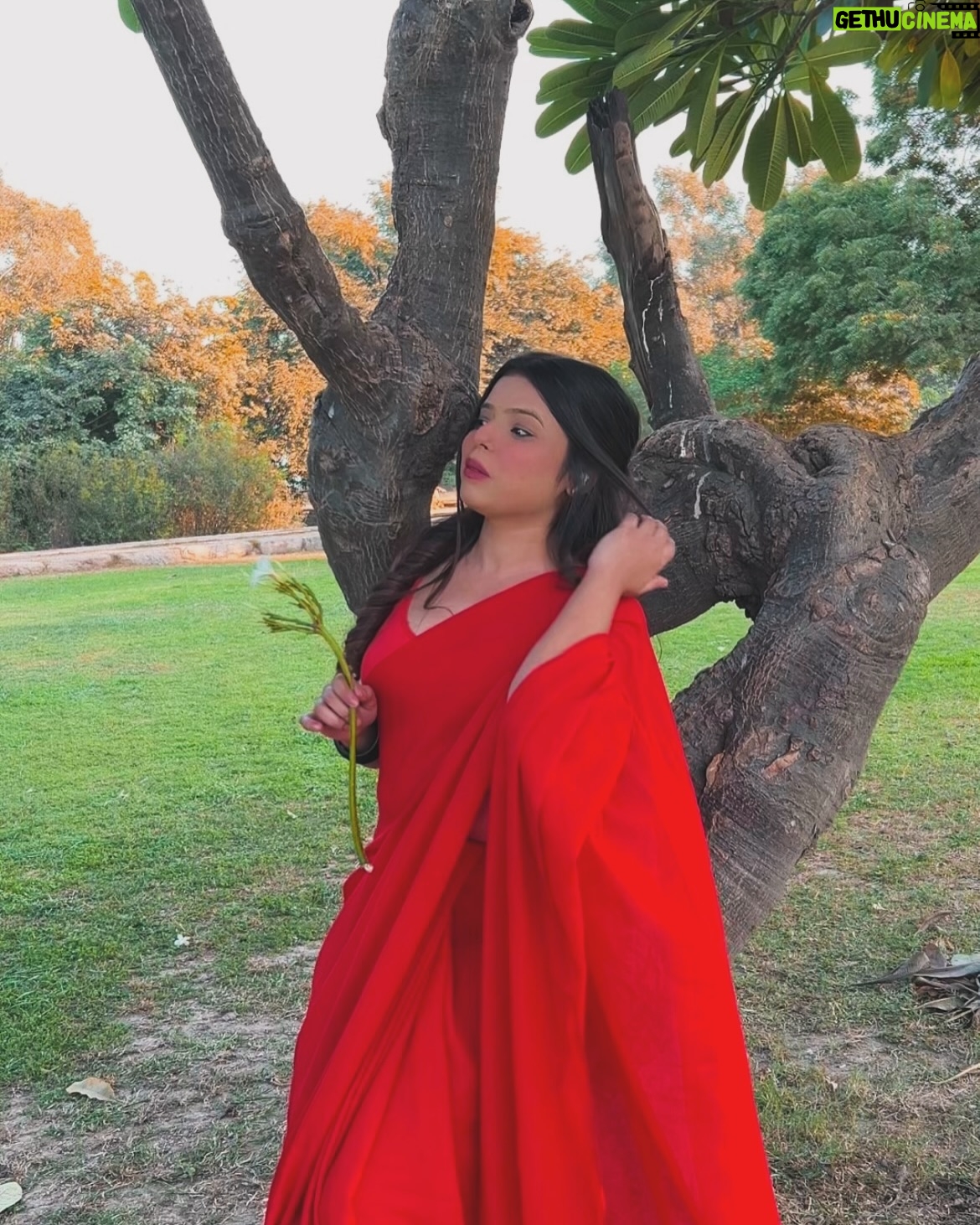 Kajal Jaiswal - 4.5K Likes - Saree wali girl ❤️
.
.
#picoftheday #sareefashion #photogram #foryou #explorepage