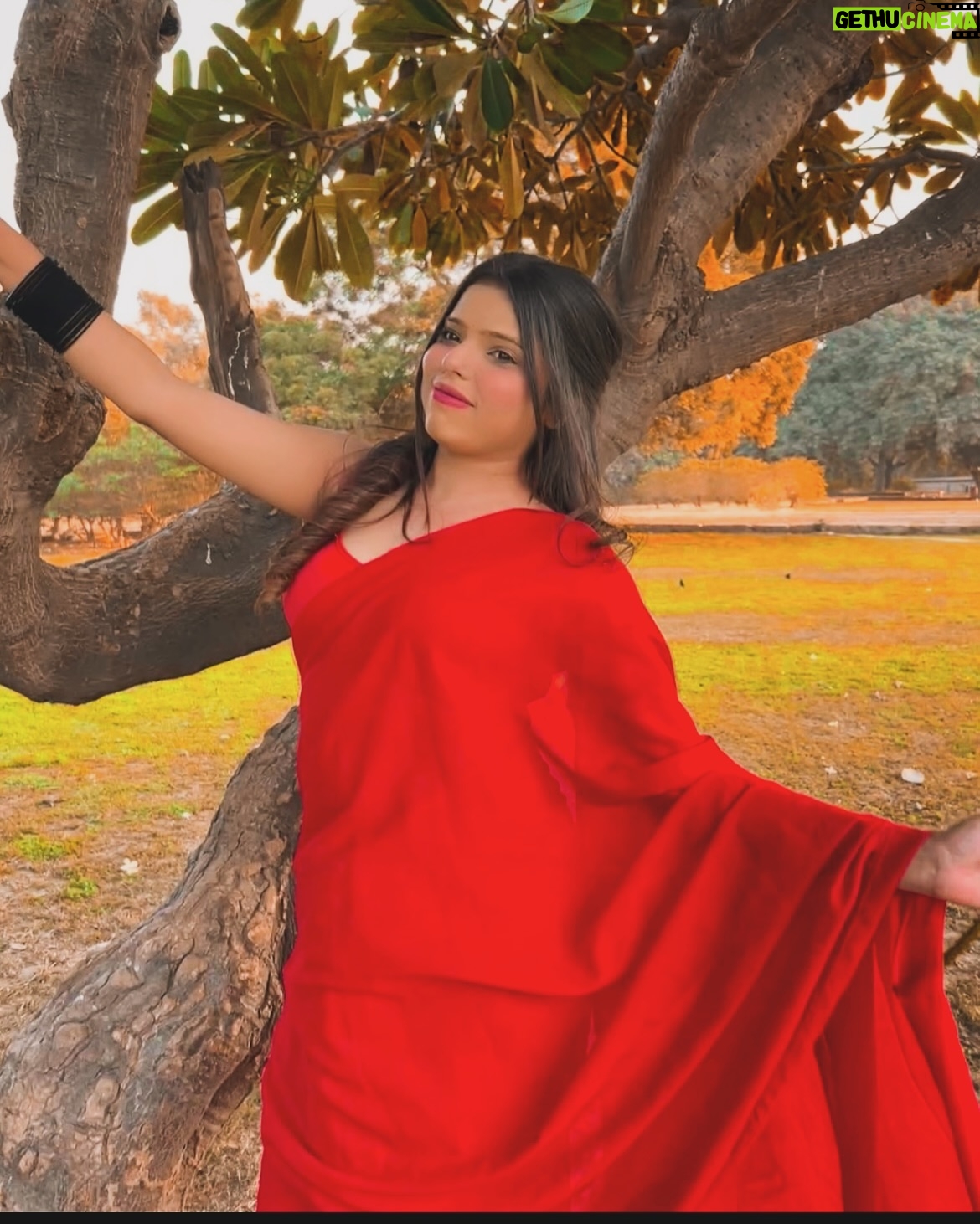 Kajal Jaiswal - 4.5K Likes - Saree wali girl ❤️
.
.
#picoftheday #sareefashion #photogram #foryou #explorepage