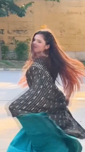 Kajal Jaiswal Instagram - Happy navratri ❤️(wait for the transition)
.
.
#reelitfeelit #reelsofinstagram #reelvideo #explorepage✨ #viralvideo #viralreels #foryou