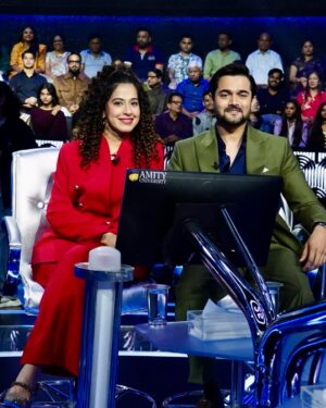Kamiya Jani Instagram - I first touched his feet and then pinched myself, just to be sure I am not dreaming. So guys, this HAPPENED for real! 🥺🥺❤️

I made it to the hot seat of Kaun Banega Crorepati! 

Roles reversed and I was being asked questions, by Mr. Bachchan himself. Saari history geography bhool gayi yaar. Waise bhi zyaada kuch aati nahi thi. But what a legend! 

We shot for 3 hours and not a single frown, extremely attentive, made each one of us feel so special. 

My parents, husband, brother and extended family came to cheer me! We are so happy to get some screen time with him. @amitabhbachchan you inspired me to work till I am 83! 

Ladies - I am so happy that I was chosen. The only woman youtuber on the panel of such talented folks and my funny co-participants - @maisamayhoon , @bhuvan.bam22 and @tanmaybhat .  You can imagine what a laughter riot this show will be!🧑‍🤝‍🧑

Bus soch rahi hoon, ₹7 Crs ka kya karu? 😉

Catch all the fun when it airs on 31st January! Don’t miss it on @sonytvofficial 🎬

#KBC #KaunBanegaCrorepati #amitabhbachchan #Hotseat #MomentsToCherish #Dreams #7Crore #SonyTV #Explore #ShootLife #ExplorePage

Outfit: @thepantsuitco 
Jewellery: @luxeup.in 
Stylist: @styleupwithtanya