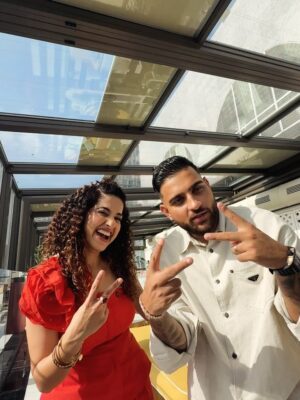 Kamiya Jani Instagram - When Mr. Aujla met Mr. Misal Pav – a collab Mumbai didn’t know it needed. 🌶️ @karanaujla X @curly.tales LIVE on CurlyTales YouTube channel!

Wearing @bahaaraoffical