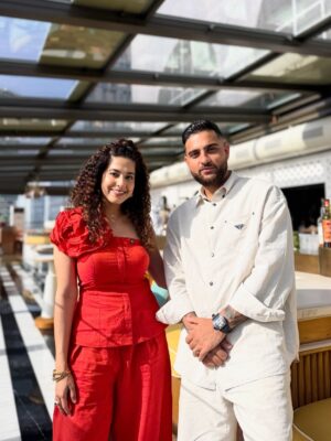 Kamiya Jani Instagram - When Mr. Aujla met Mr. Misal Pav – a collab Mumbai didn’t know it needed. 🌶️ @karanaujla X @curly.tales LIVE on CurlyTales YouTube channel!

Wearing @bahaaraoffical