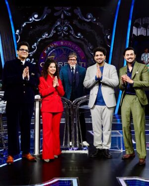 Kamiya Jani Instagram - I first touched his feet and then pinched myself, just to be sure I am not dreaming. So guys, this HAPPENED for real! 🥺🥺❤️

I made it to the hot seat of Kaun Banega Crorepati! 

Roles reversed and I was being asked questions, by Mr. Bachchan himself. Saari history geography bhool gayi yaar. Waise bhi zyaada kuch aati nahi thi. But what a legend! 

We shot for 3 hours and not a single frown, extremely attentive, made each one of us feel so special. 

My parents, husband, brother and extended family came to cheer me! We are so happy to get some screen time with him. @amitabhbachchan you inspired me to work till I am 83! 

Ladies - I am so happy that I was chosen. The only woman youtuber on the panel of such talented folks and my funny co-participants - @maisamayhoon , @bhuvan.bam22 and @tanmaybhat .  You can imagine what a laughter riot this show will be!🧑‍🤝‍🧑

Bus soch rahi hoon, ₹7 Crs ka kya karu? 😉

Catch all the fun when it airs on 31st January! Don’t miss it on @sonytvofficial 🎬

#KBC #KaunBanegaCrorepati #amitabhbachchan #Hotseat #MomentsToCherish #Dreams #7Crore #SonyTV #Explore #ShootLife #ExplorePage

Outfit: @thepantsuitco 
Jewellery: @luxeup.in 
Stylist: @styleupwithtanya