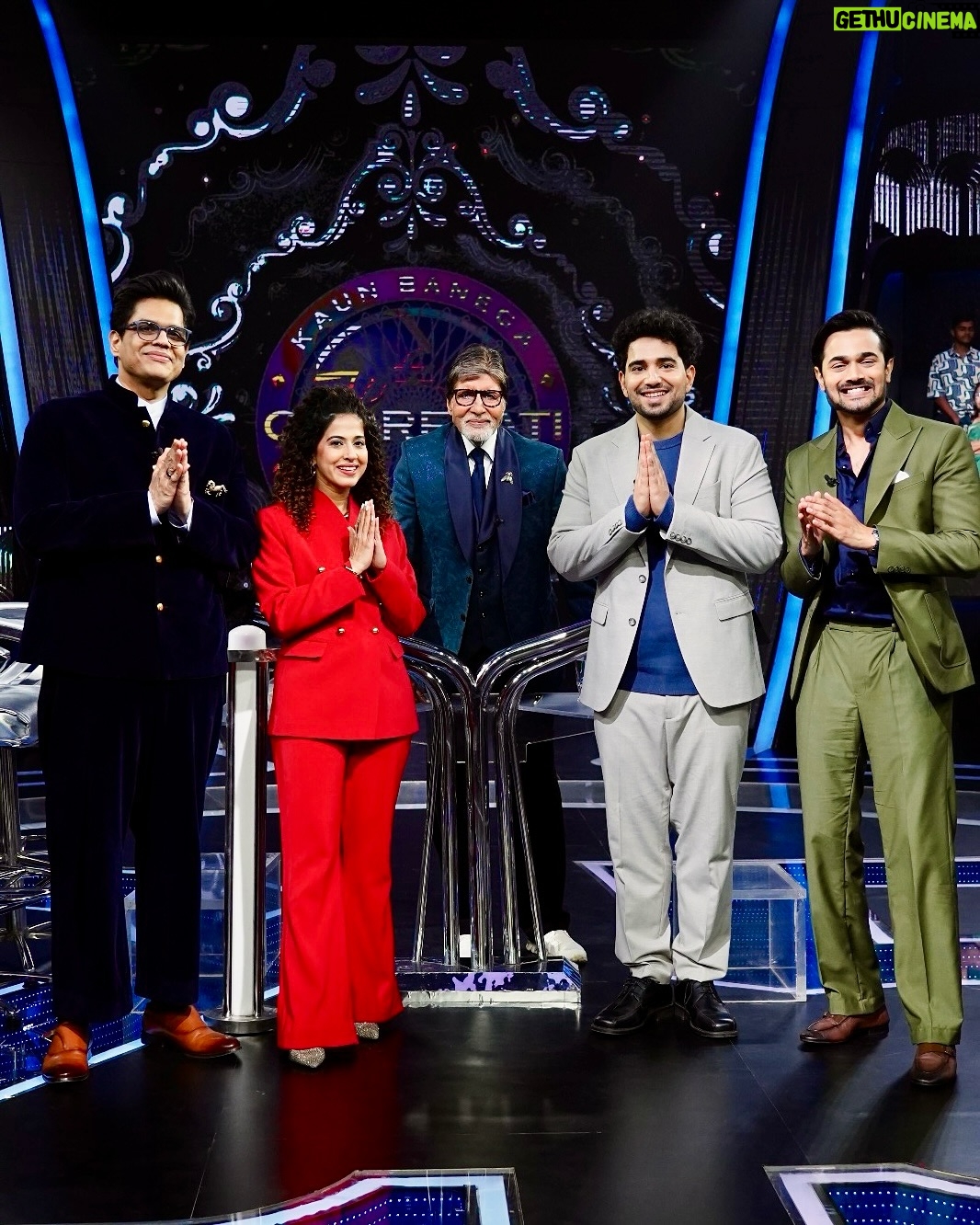 Kamiya Jani - 68.6K Likes - I first touched his feet and then pinched myself, just to be sure I am not dreaming. So guys, this HAPPENED for real! 🥺🥺❤️

I made it to the hot seat of Kaun Banega Crorepati! 

Roles reversed and I was being asked questions, by Mr. Bachchan himself. Saari history geography bhool gayi yaar. Waise bhi zyaada kuch aati nahi thi. But what a legend! 

We shot for 3 hours and not a single frown, extremely attentive, made each one of us feel so special. 

My parents, husband, brother and extended family came to cheer me! We are so happy to get some screen time with him. @amitabhbachchan you inspired me to work till I am 83! 

Ladies - I am so happy that I was chosen. The only woman youtuber on the panel of such talented folks and my funny co-participants - @maisamayhoon , @bhuvan.bam22 and @tanmaybhat .  You can imagine what a laughter riot this show will be!🧑‍🤝‍🧑

Bus soch rahi hoon, ₹7 Crs ka kya karu? 😉

Catch all the fun when it airs on 31st January! Don’t miss it on @sonytvofficial 🎬

#KBC #KaunBanegaCrorepati #amitabhbachchan #Hotseat #MomentsToCherish #Dreams #7Crore #SonyTV #Explore #ShootLife #ExplorePage

Outfit: @thepantsuitco 
Jewellery: @luxeup.in 
Stylist: @styleupwithtanya