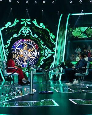 Kamiya Jani Instagram - I first touched his feet and then pinched myself, just to be sure I am not dreaming. So guys, this HAPPENED for real! 🥺🥺❤️

I made it to the hot seat of Kaun Banega Crorepati! 

Roles reversed and I was being asked questions, by Mr. Bachchan himself. Saari history geography bhool gayi yaar. Waise bhi zyaada kuch aati nahi thi. But what a legend! 

We shot for 3 hours and not a single frown, extremely attentive, made each one of us feel so special. 

My parents, husband, brother and extended family came to cheer me! We are so happy to get some screen time with him. @amitabhbachchan you inspired me to work till I am 83! 

Ladies - I am so happy that I was chosen. The only woman youtuber on the panel of such talented folks and my funny co-participants - @maisamayhoon , @bhuvan.bam22 and @tanmaybhat .  You can imagine what a laughter riot this show will be!🧑‍🤝‍🧑

Bus soch rahi hoon, ₹7 Crs ka kya karu? 😉

Catch all the fun when it airs on 31st January! Don’t miss it on @sonytvofficial 🎬

#KBC #KaunBanegaCrorepati #amitabhbachchan #Hotseat #MomentsToCherish #Dreams #7Crore #SonyTV #Explore #ShootLife #ExplorePage

Outfit: @thepantsuitco 
Jewellery: @luxeup.in 
Stylist: @styleupwithtanya