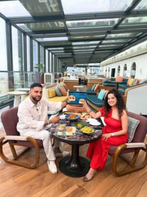 Kamiya Jani Instagram - When Mr. Aujla met Mr. Misal Pav – a collab Mumbai didn’t know it needed. 🌶️ @karanaujla X @curly.tales LIVE on CurlyTales YouTube channel!

Wearing @bahaaraoffical