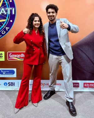 Kamiya Jani Instagram - I first touched his feet and then pinched myself, just to be sure I am not dreaming. So guys, this HAPPENED for real! 🥺🥺❤️

I made it to the hot seat of Kaun Banega Crorepati! 

Roles reversed and I was being asked questions, by Mr. Bachchan himself. Saari history geography bhool gayi yaar. Waise bhi zyaada kuch aati nahi thi. But what a legend! 

We shot for 3 hours and not a single frown, extremely attentive, made each one of us feel so special. 

My parents, husband, brother and extended family came to cheer me! We are so happy to get some screen time with him. @amitabhbachchan you inspired me to work till I am 83! 

Ladies - I am so happy that I was chosen. The only woman youtuber on the panel of such talented folks and my funny co-participants - @maisamayhoon , @bhuvan.bam22 and @tanmaybhat .  You can imagine what a laughter riot this show will be!🧑‍🤝‍🧑

Bus soch rahi hoon, ₹7 Crs ka kya karu? 😉

Catch all the fun when it airs on 31st January! Don’t miss it on @sonytvofficial 🎬

#KBC #KaunBanegaCrorepati #amitabhbachchan #Hotseat #MomentsToCherish #Dreams #7Crore #SonyTV #Explore #ShootLife #ExplorePage

Outfit: @thepantsuitco 
Jewellery: @luxeup.in 
Stylist: @styleupwithtanya