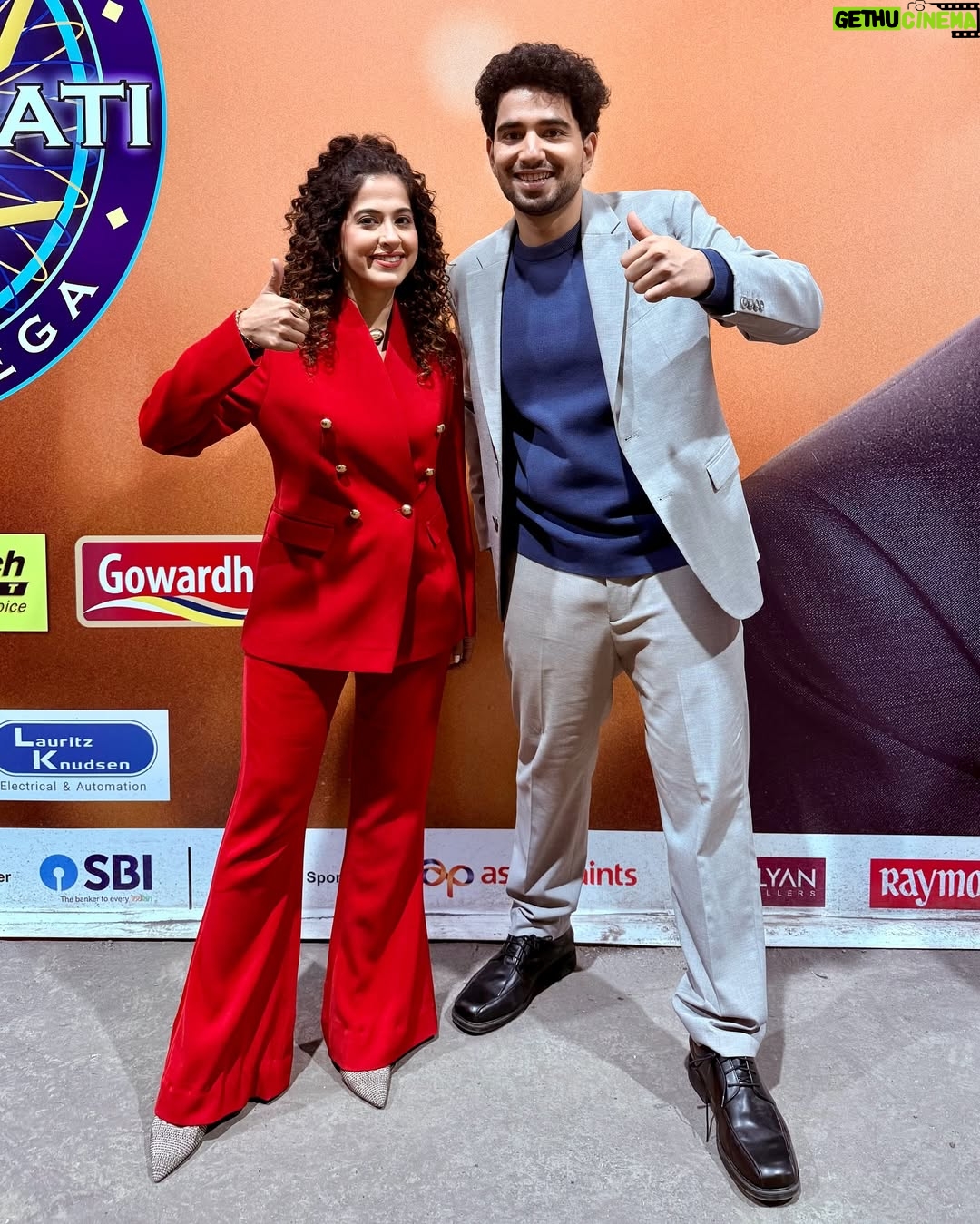 Kamiya Jani - 68.6K Likes - I first touched his feet and then pinched myself, just to be sure I am not dreaming. So guys, this HAPPENED for real! 🥺🥺❤️

I made it to the hot seat of Kaun Banega Crorepati! 

Roles reversed and I was being asked questions, by Mr. Bachchan himself. Saari history geography bhool gayi yaar. Waise bhi zyaada kuch aati nahi thi. But what a legend! 

We shot for 3 hours and not a single frown, extremely attentive, made each one of us feel so special. 

My parents, husband, brother and extended family came to cheer me! We are so happy to get some screen time with him. @amitabhbachchan you inspired me to work till I am 83! 

Ladies - I am so happy that I was chosen. The only woman youtuber on the panel of such talented folks and my funny co-participants - @maisamayhoon , @bhuvan.bam22 and @tanmaybhat .  You can imagine what a laughter riot this show will be!🧑‍🤝‍🧑

Bus soch rahi hoon, ₹7 Crs ka kya karu? 😉

Catch all the fun when it airs on 31st January! Don’t miss it on @sonytvofficial 🎬

#KBC #KaunBanegaCrorepati #amitabhbachchan #Hotseat #MomentsToCherish #Dreams #7Crore #SonyTV #Explore #ShootLife #ExplorePage

Outfit: @thepantsuitco 
Jewellery: @luxeup.in 
Stylist: @styleupwithtanya